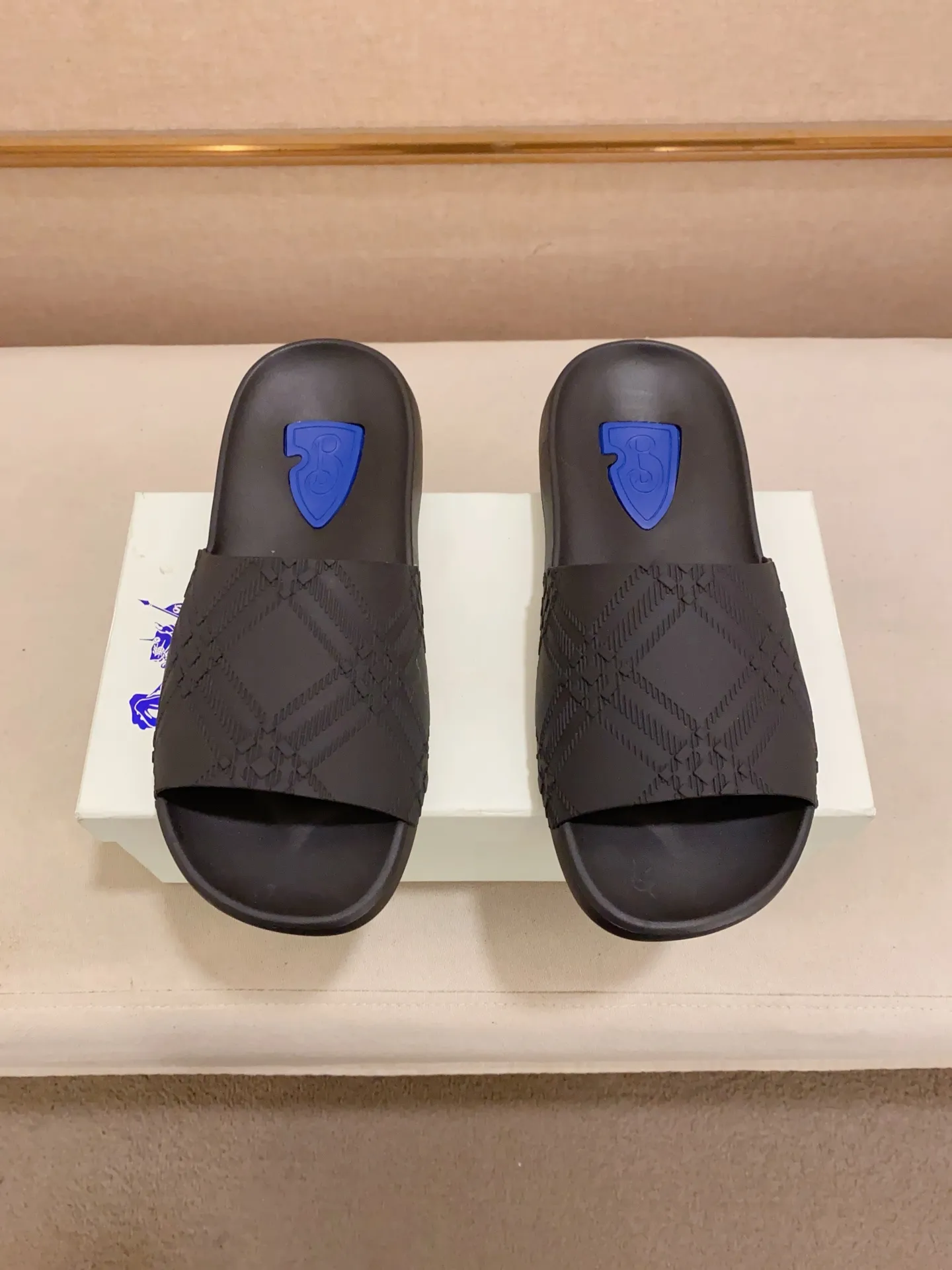 Men's shoes 💰: 320💰 [Burberry slippers] High-end men's shoes brand official website 1:1 latest masterpiece: original mold customization, the fabric is made of imported original rubber material, upgraded outsole, lighter and non-slip. The market's top quality, simple yet tasteful, a must-have for fashionistas, fashionable at your feet, full of confidence, the same style at the counter 👍The season of summer slippers is here. Code: 39-46